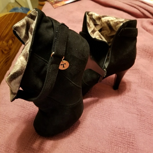 Black velvet boots size 8 - Picture 6 of 6